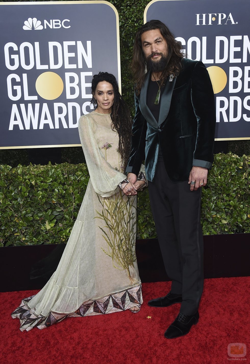 Jason Momoa y Lisa Bonet en la alfombra roja de los Globos de Oro 2020