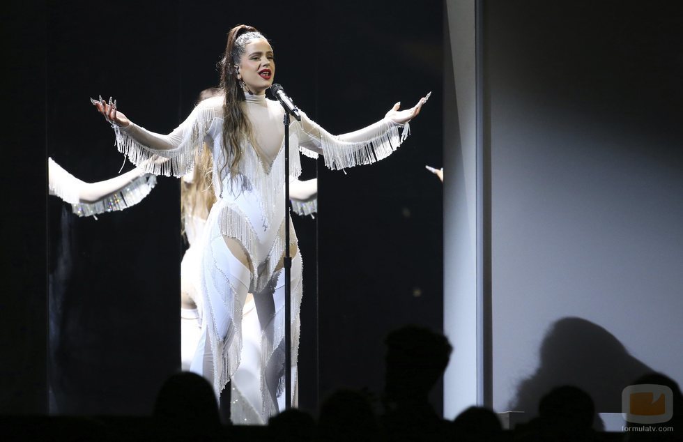 Rosalía en los Premios Grammy 2020 interpretando "Juro Que"