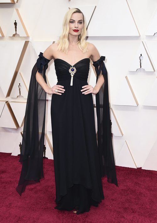 Margot Robbie posa en la alfombra roja de los Oscar 2020