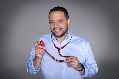 Posado de Julio Armas, conductor de 'Un doctor en mi casa'