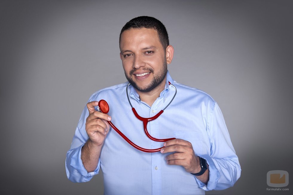 Posado de Julio Armas, conductor de 'Un doctor en mi casa'