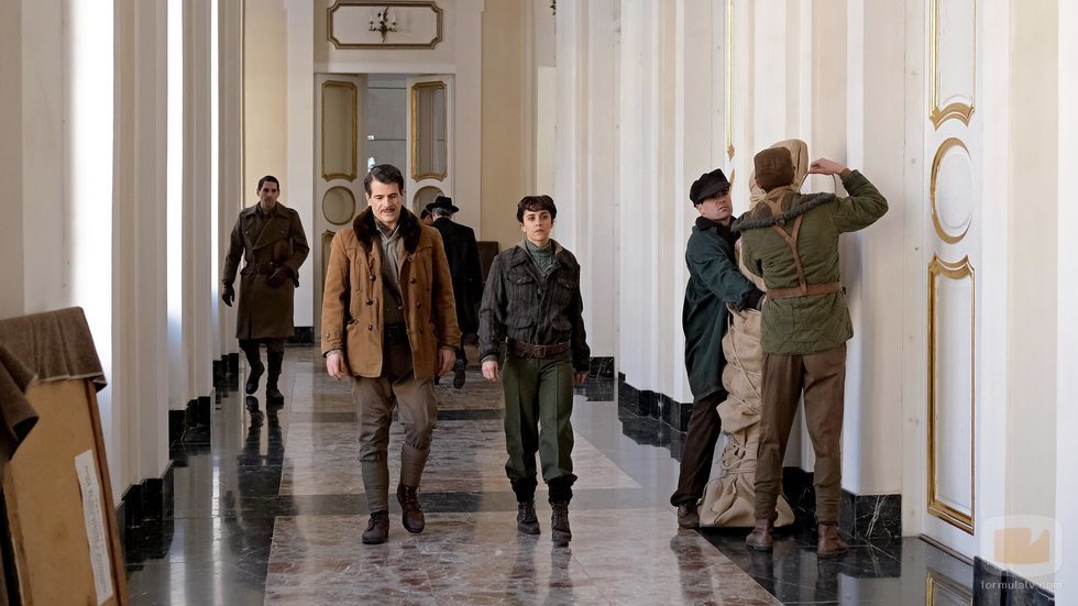 Rodolfo Sancho y Macarena García, en 'El Ministerio del Tiempo'