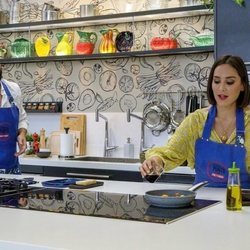 Javier Peña observa la elaboración de Tamara Falcó en 'Cocina al punto con Peña y Tamara'