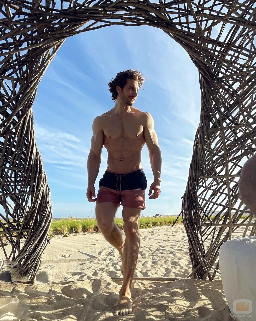 Eugenio Siller enciende las redes con sus fotos sin camiseta