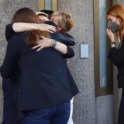 Terelu Campos se funde en un abrazo con varias compañeras de 'Sálvame' en el tanatorio por la muerte de Mila Ximénez