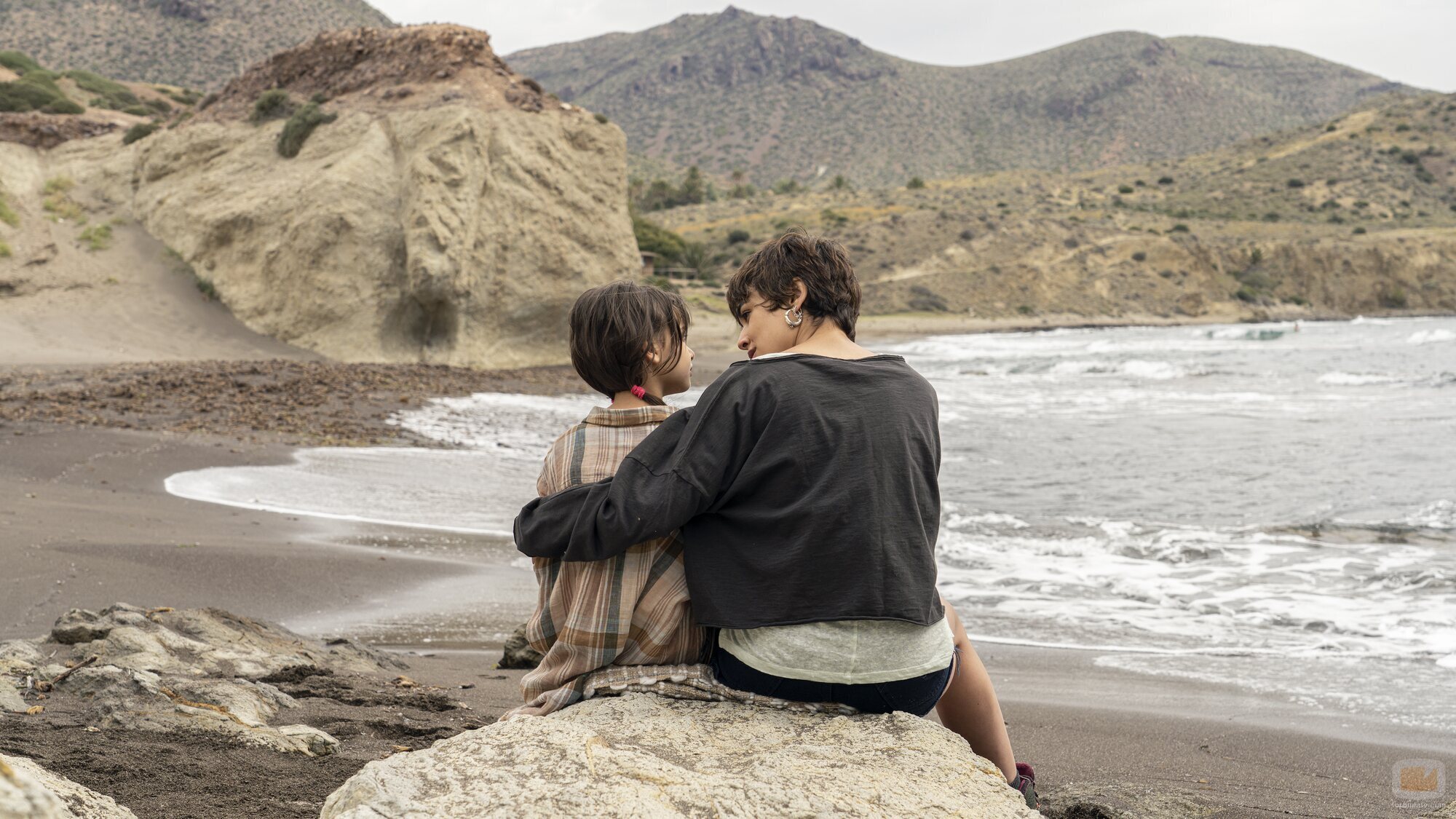 Cosette Silguero y Adriana Ugarte, en la playa en 'Heridas'