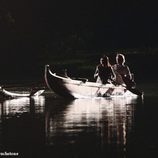 Jeff Fahey y Yunjin Kim montados en una balsa