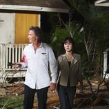 Jeff Fahey y Yunjin Kim en el jardín