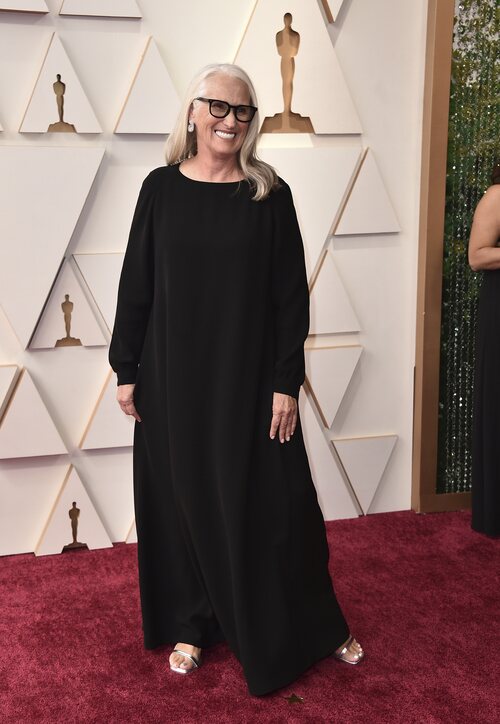 Jane Campion posa en la alfombra roja de los Oscar 2022