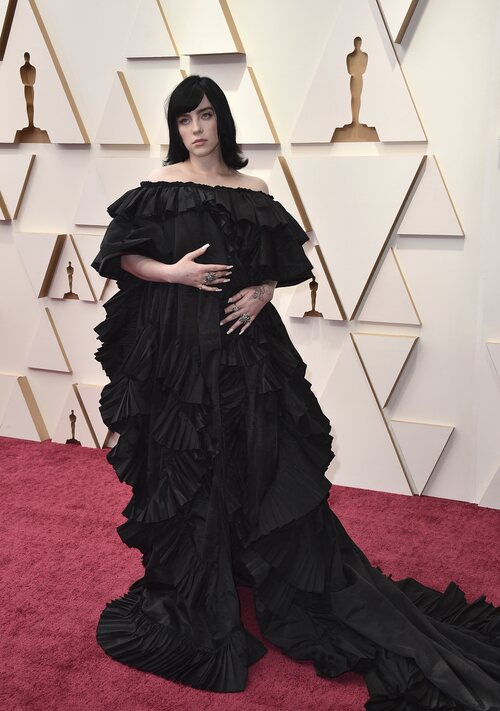 Billie Eilish posa en la alfombra roja de los Oscar 2022