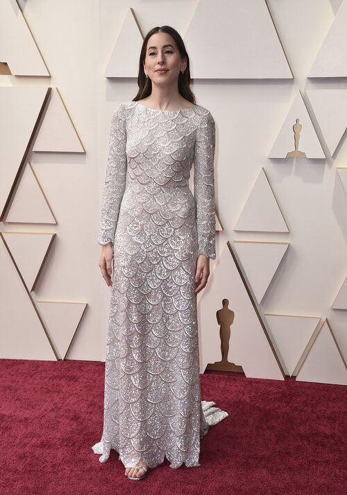 Alana Haim posa en la alfombra roja de los Oscar 2022