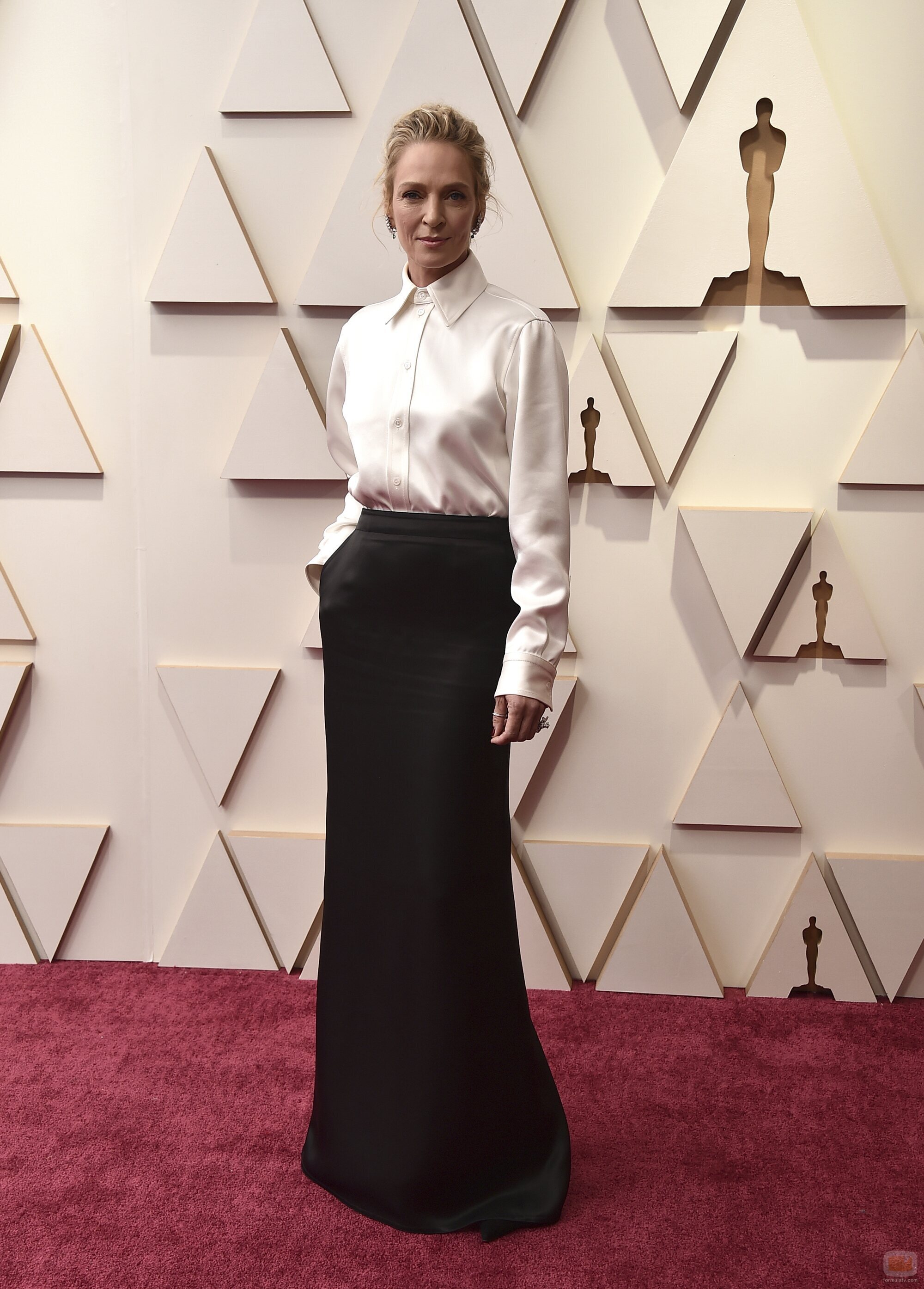 Uma Thurman posa en la alfombra roja de los Oscar 2022