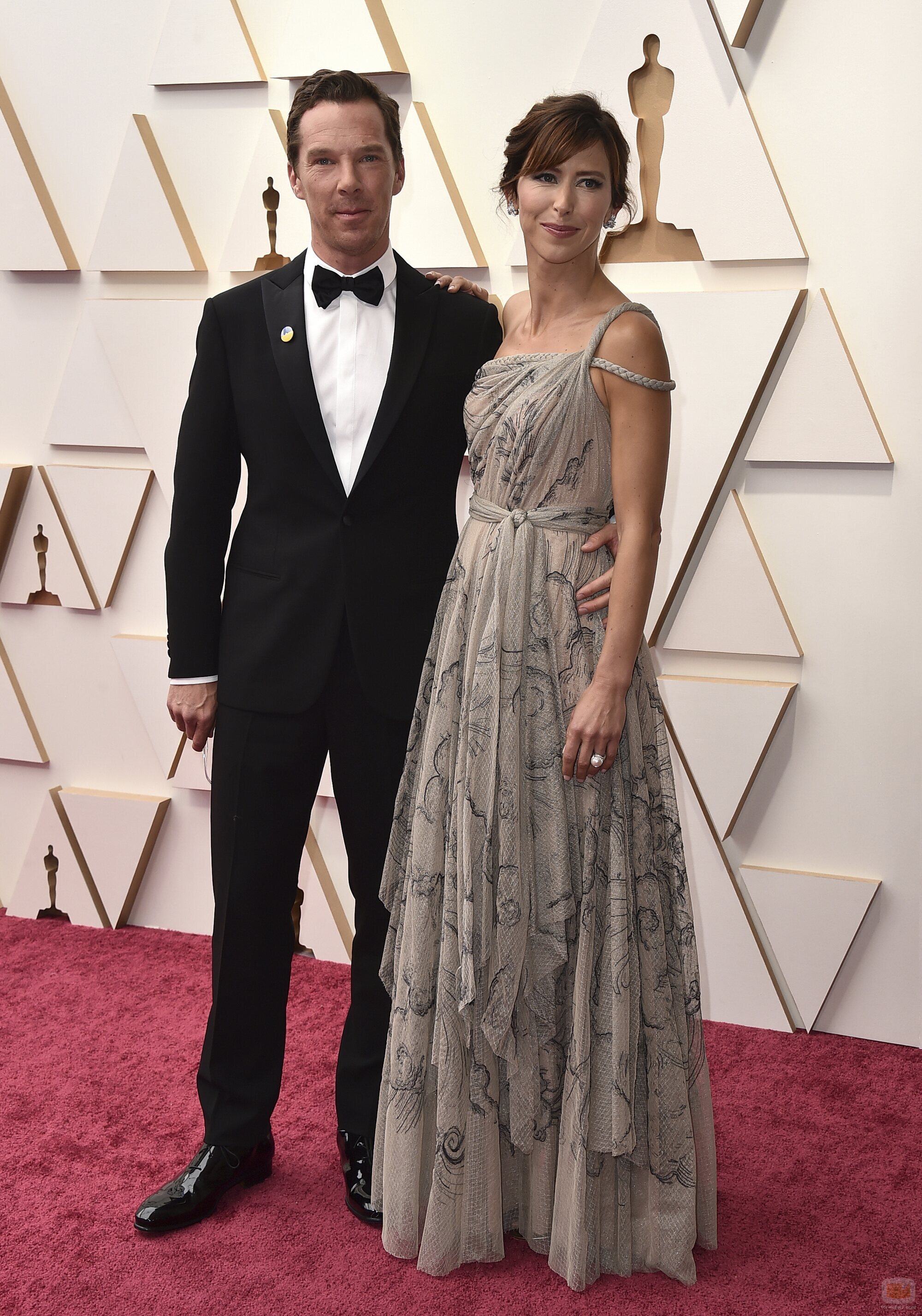 Benedict Cumberbatch y Sophie Hunter posan en la alfombra roja de los Oscar 2022