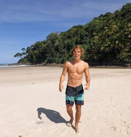 André Lamoglia, en bañador en la playa