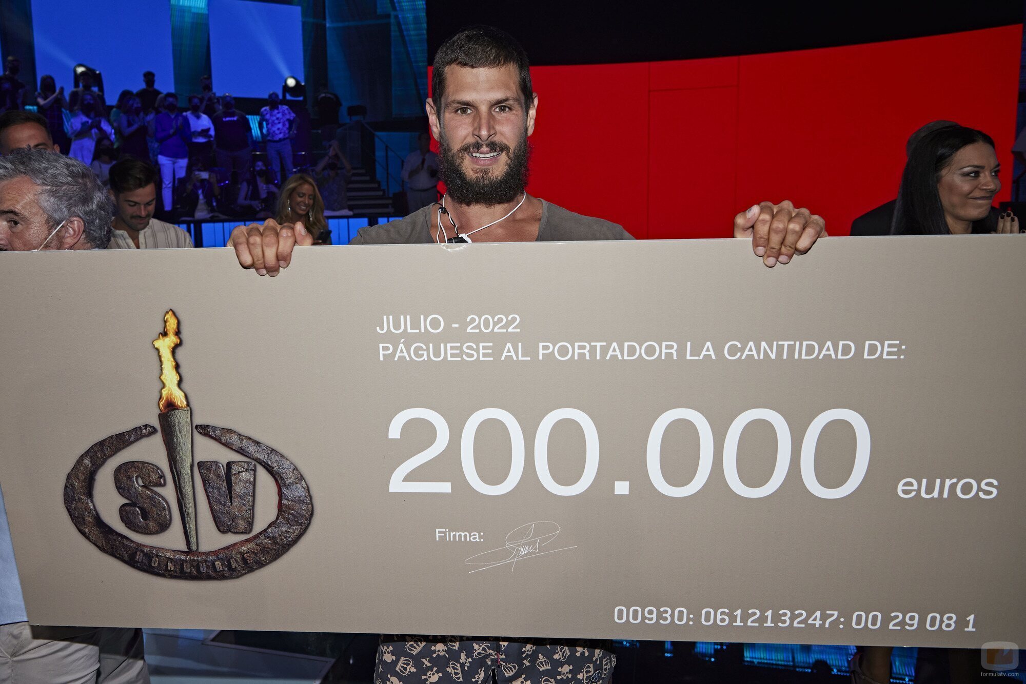 Alejandro Nieto posa con el cheque dirigido al ganador en la final de 'Supervivientes'