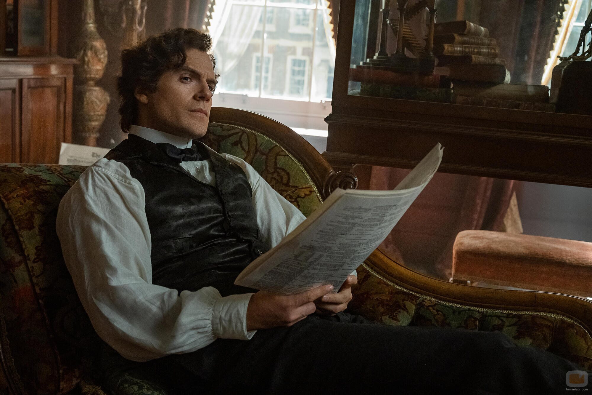 Henry Cavill lee en 'Enola Holmes 2'