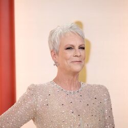 Jamie Lee Curtis posa en la alfombra roja de los Oscar 2023 