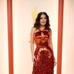 Salma Hayek posa en la alfombra roja de los Oscar 2023 