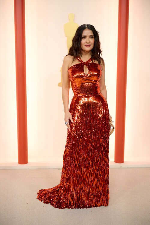 Salma Hayek posa en la alfombra roja de los Oscar 2023 