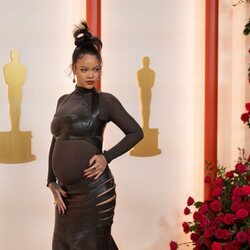 Rihanna posa en la alfombra roja de los Oscar 2023 