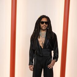 Lenny Kravitz posa en la alfombra roja de los Premios Oscar 2023