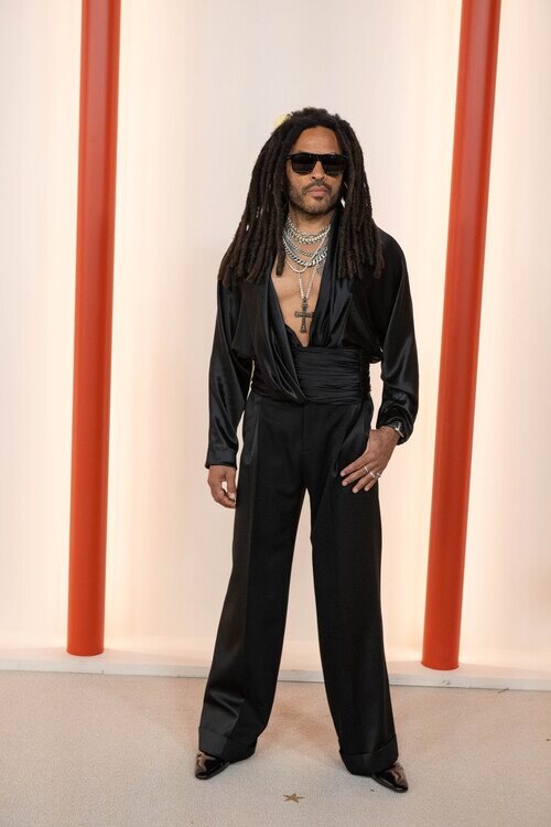 Lenny Kravitz posa en la alfombra roja de los Premios Oscar 2023