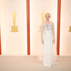 Michelle Williams posa en la alfombra roja de los Oscar 2023