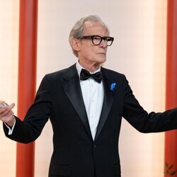 Bill Nighy posa en la alfombra roja de los Oscar 2023 