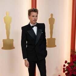 Austin Butler posa en la alfombra roja de los Oscar 2023 