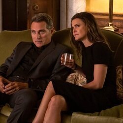 Rufus Sewell y Keri Russell en 'La diplomática'