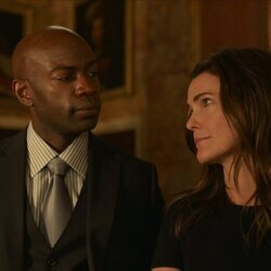 David Gyasi y Keri Russell en 'La diplomática'