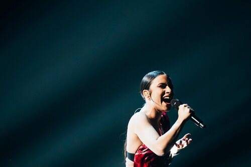 Primer plano de Blanca Paloma en el primer ensayo de Eurovisión 2023