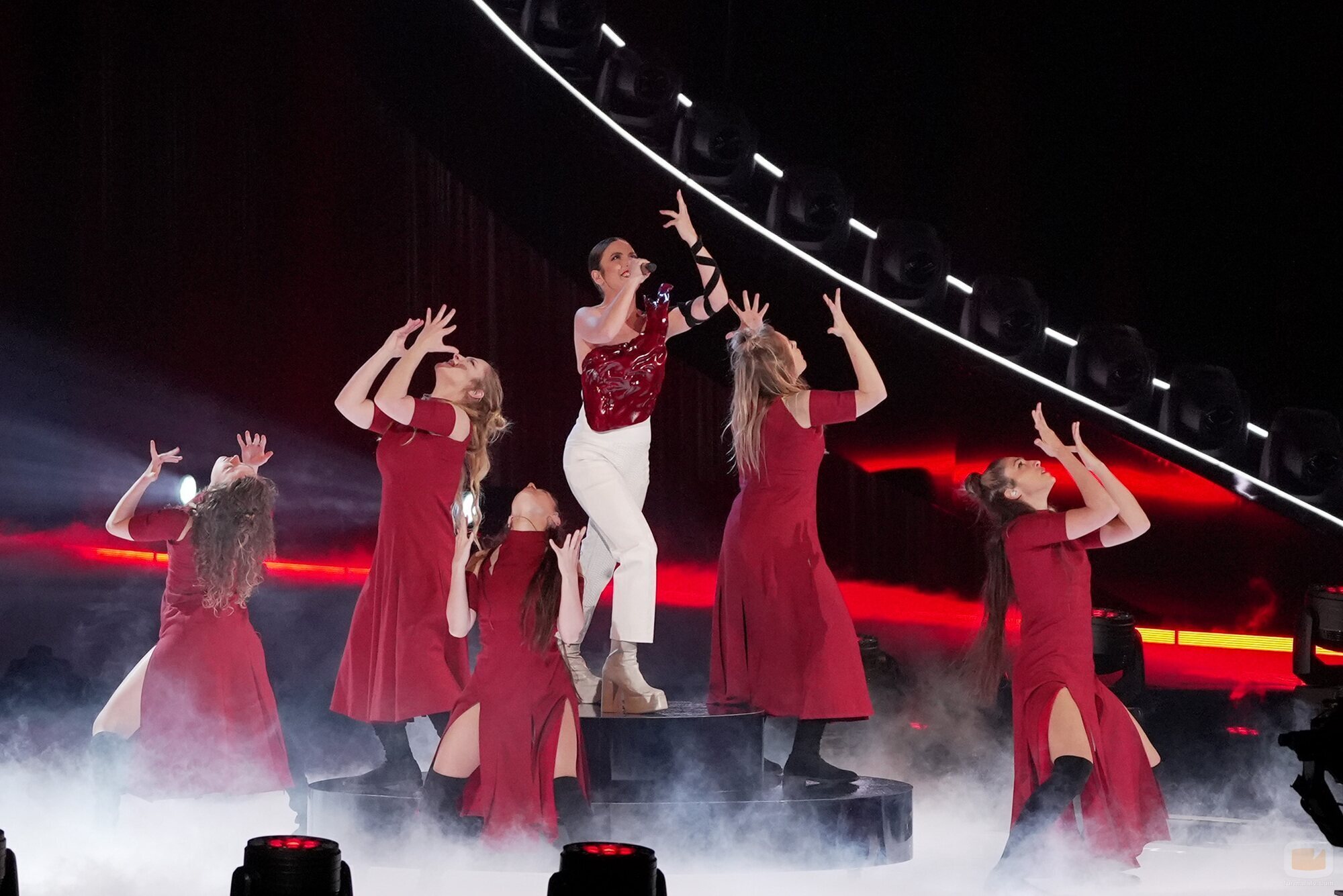 Blanca Paloma y sus bailarinas miran al cielo en la segunda semifinal de Eurovisión 2023