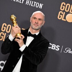 Jesse Armstrong posa con el Globo de Oro 2024 a Mejor Serie de Drama por 'Succession'