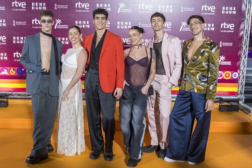 Quique Niza junto a su equipo en la alfombra naranja del Benidorm Fest 2024