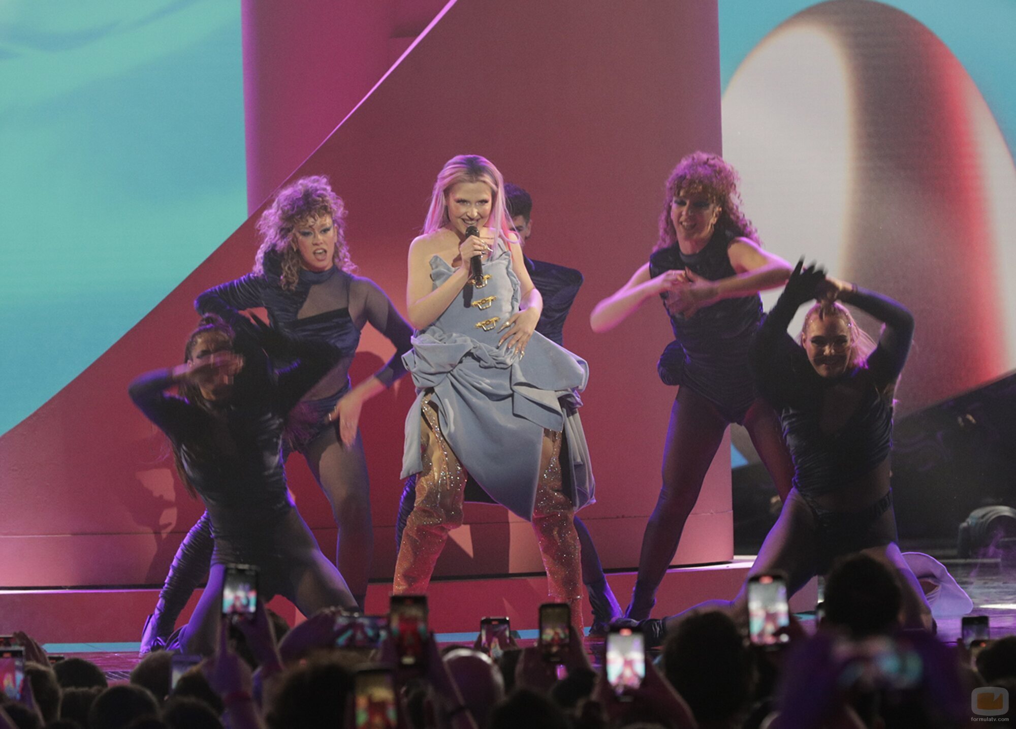 Sofía Coll y su 'Here to stay' en el escenario del Benidorm Fest 2024