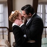 Jana Expósito y Manuel de Luján se besan en 'La promesa'