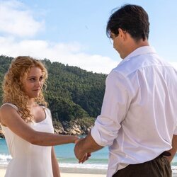 Jana y Manuel en la playa en 'La promesa'