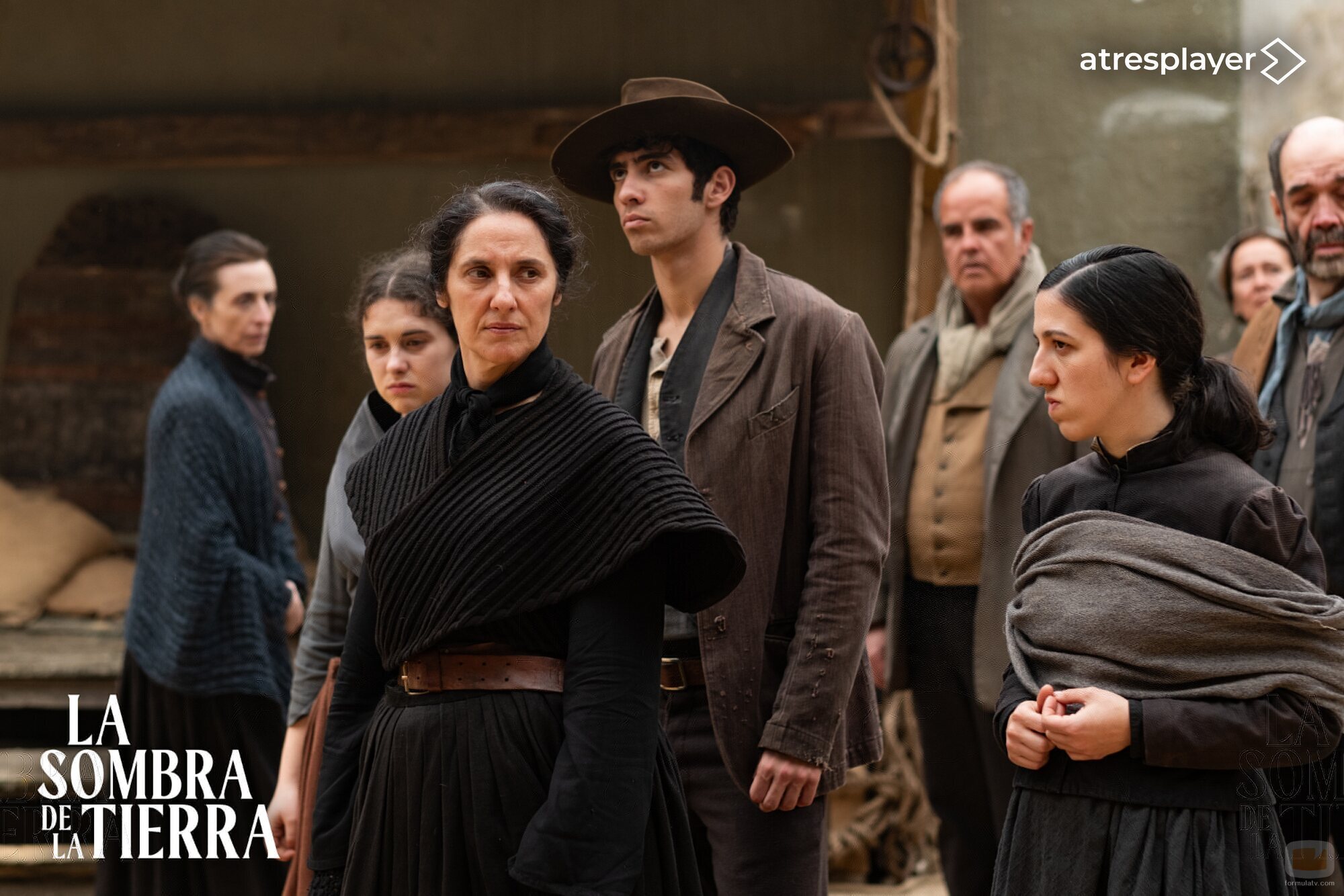 María Morales y Quique Niza en una de las escenas de 'La sombra de la tierra'