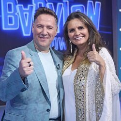 Carlos Latre junto a Sandra García, productora ejecutiva de 'Babylon Show'