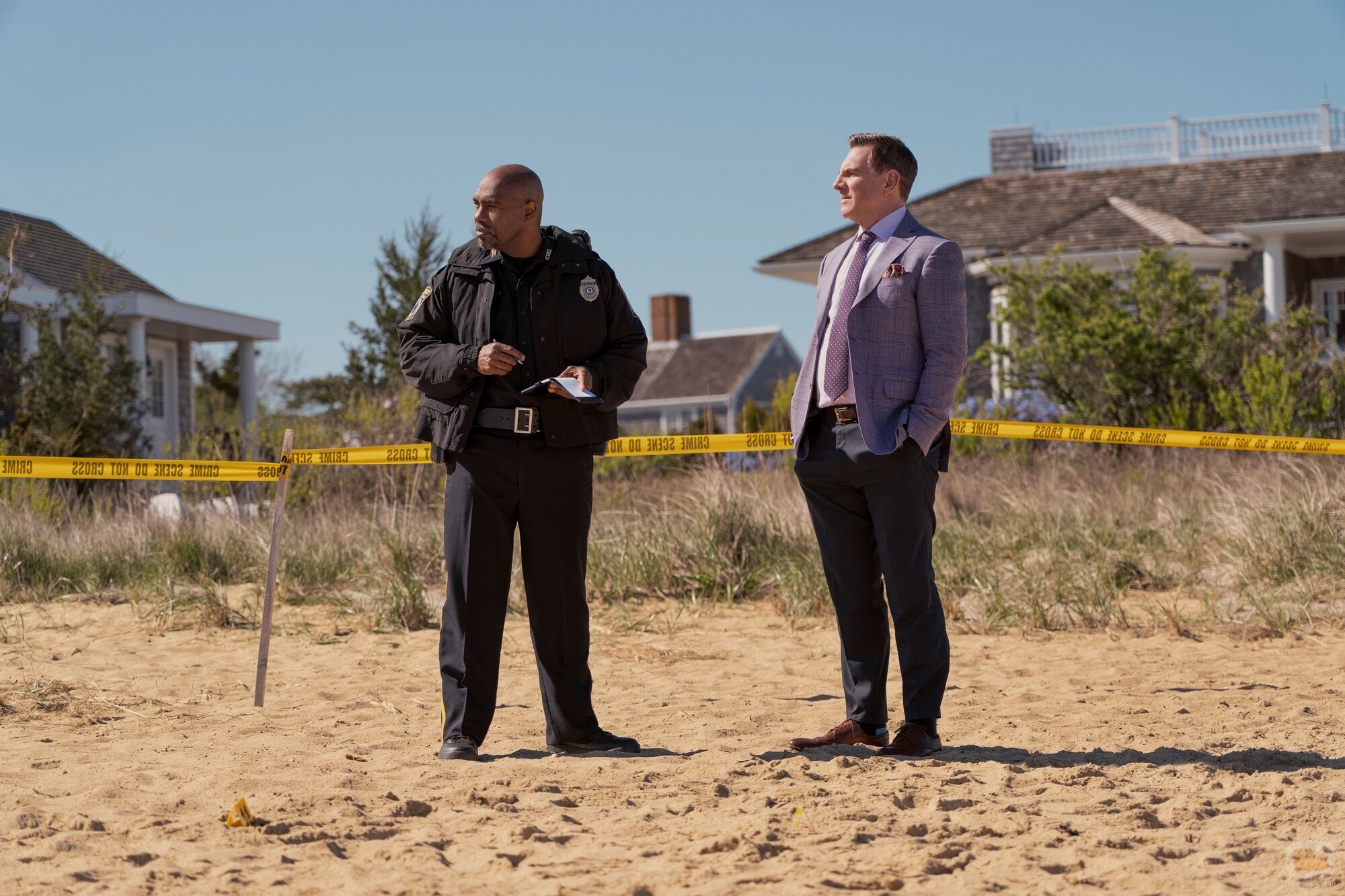 Michael Beach y Tim Bagley en el 1x01 de 'The Perfect Couple'