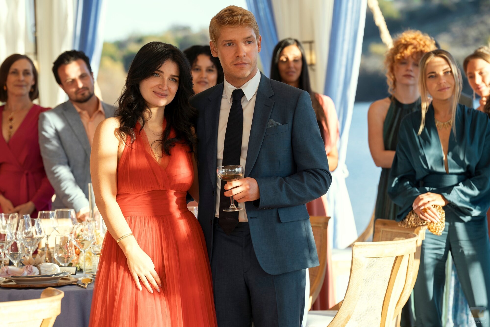 Billy Howle y Eve Hewson en el 1x01 de 'La pareja perfecta'