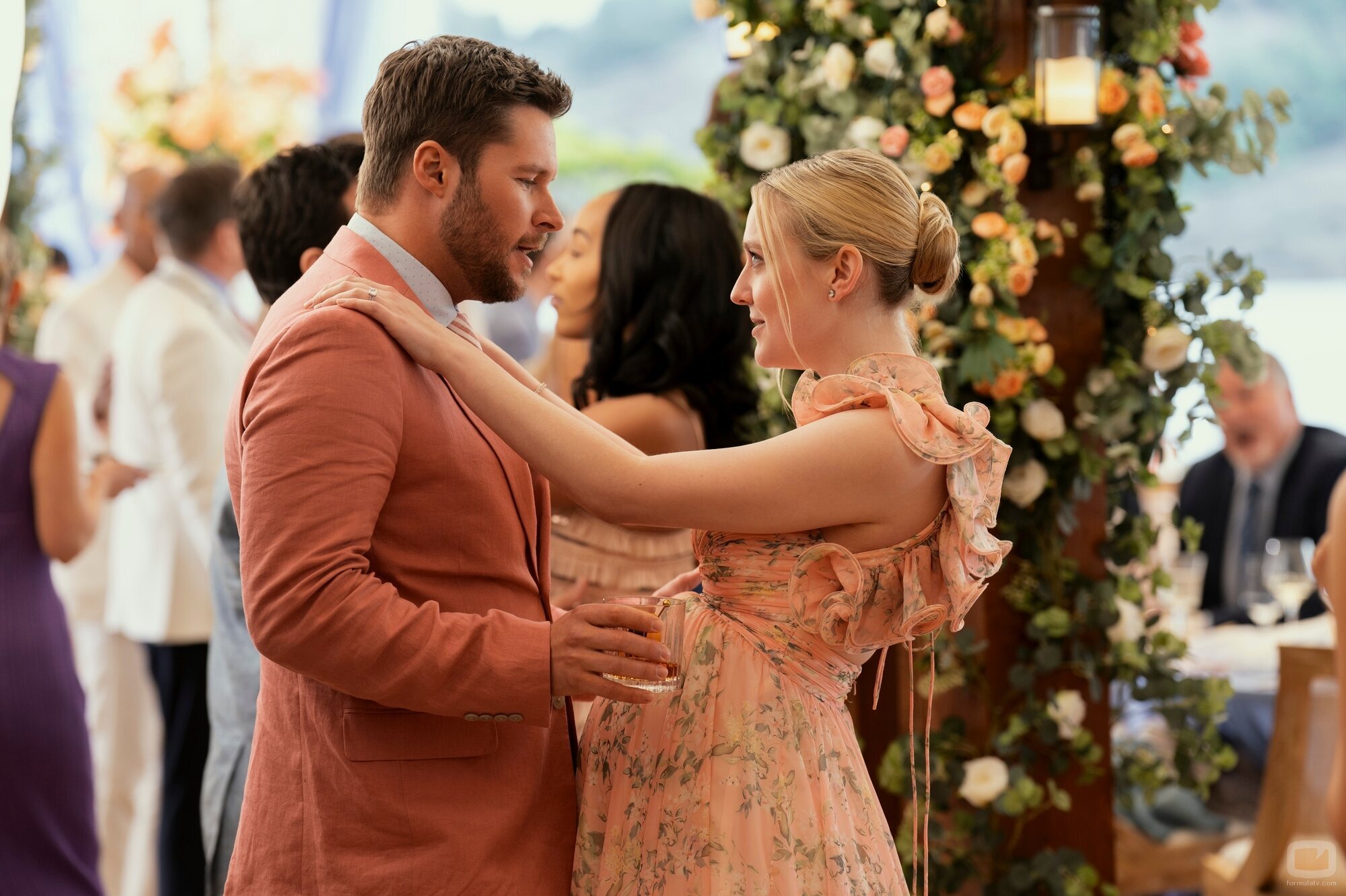 Dakota Fanning y Jack Reynor en 'Feliz boda' de 'La pareja perfecta'