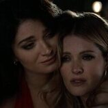 Meghann Fahy y Eve Hewson en el 1x02 de 'The Perfect Couple'