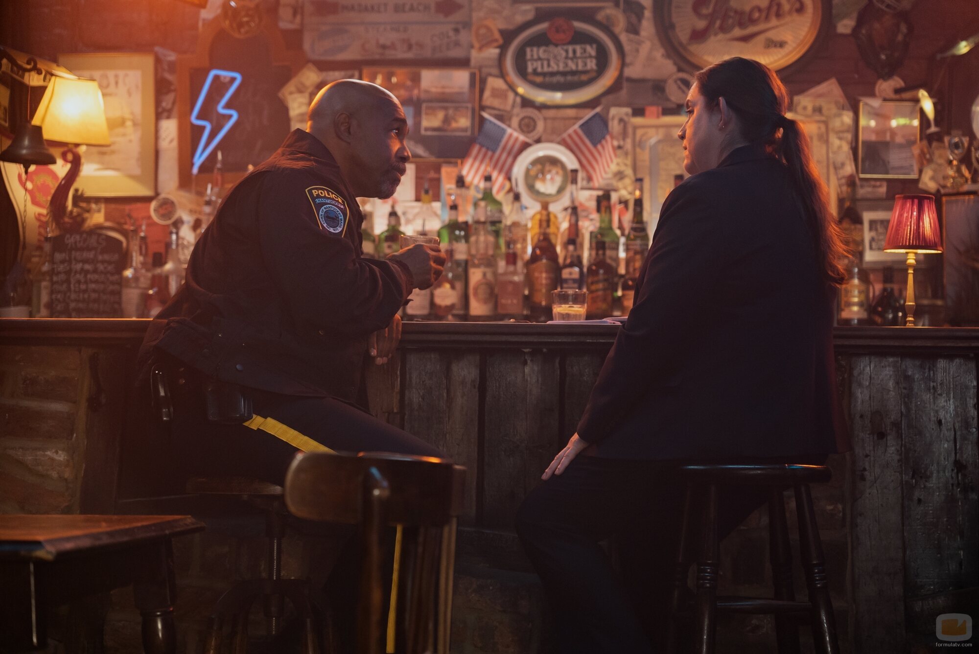 Michael Beach y Donna Lynne Champlin en el 1x02 de 'The Perfect Couple'