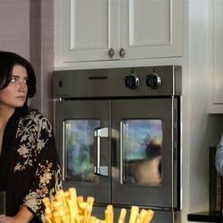 Liev Schreiber y Eve Hewson en el 1x03 de 'La pareja perfecta'