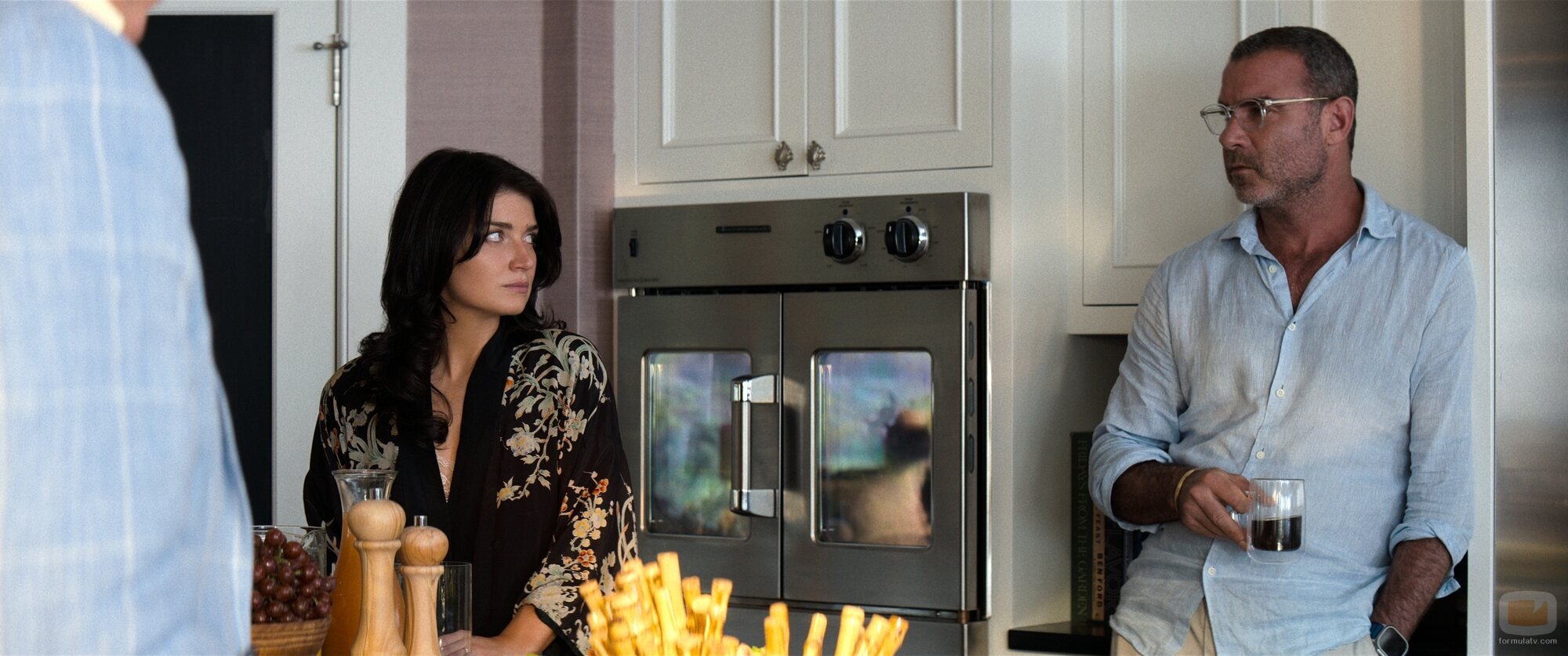 Liev Schreiber y Eve Hewson en el 1x03 de 'La pareja perfecta'