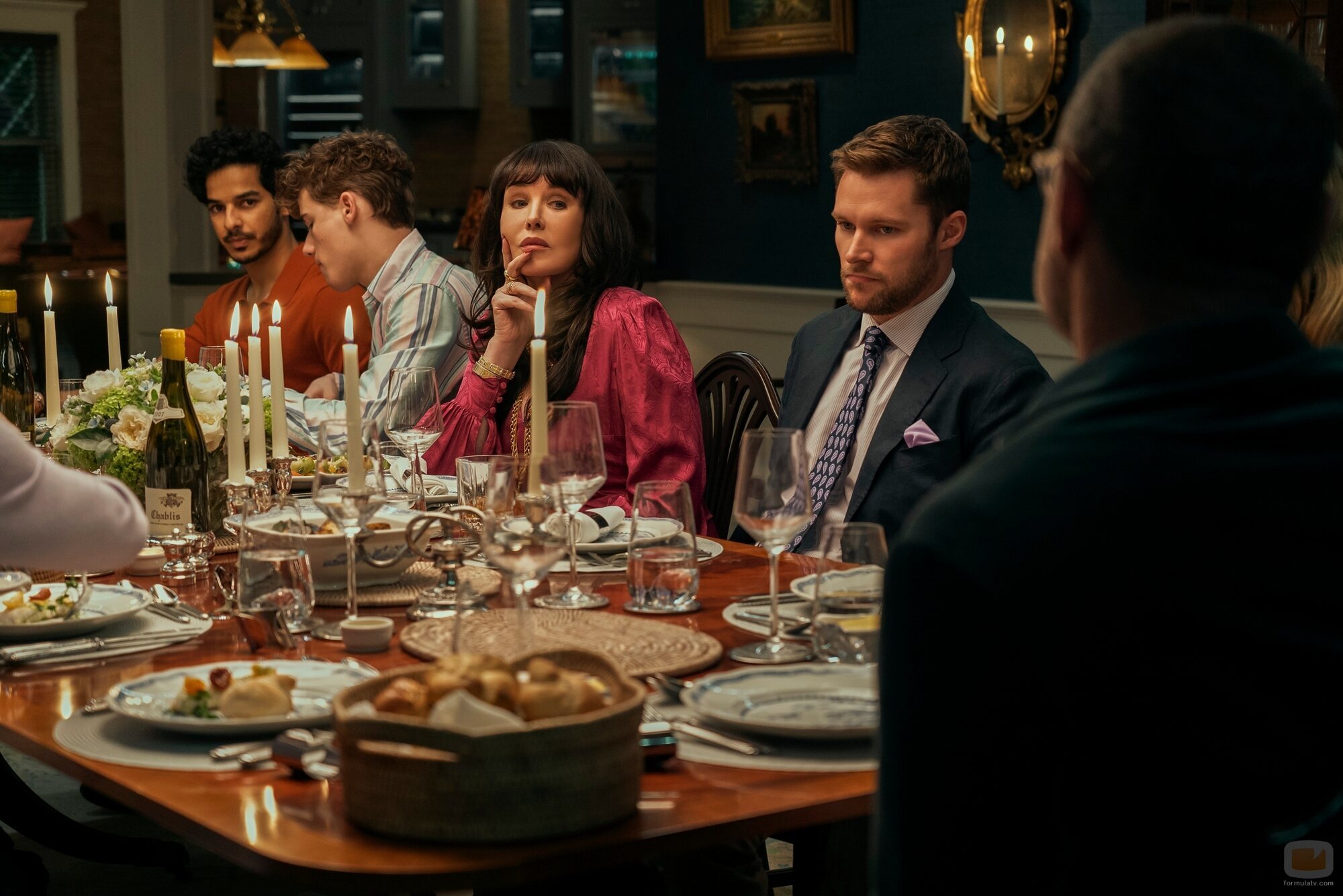 Jack Reynor y Isabelle Adjani en el 1x03 de 'The Perfect Couple'