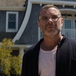 Still de Liev Schreiber en el 1x06 de 'La pareja perfecta'