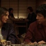 Rashida Jones y Hidetoshi Nishijima en el 1x02 de 'Sunny'